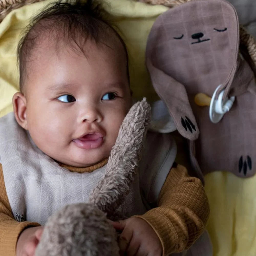 FABELAB Fabelab - Pacifier Cuddle - Sloth - Warm Grey Comforter & teether