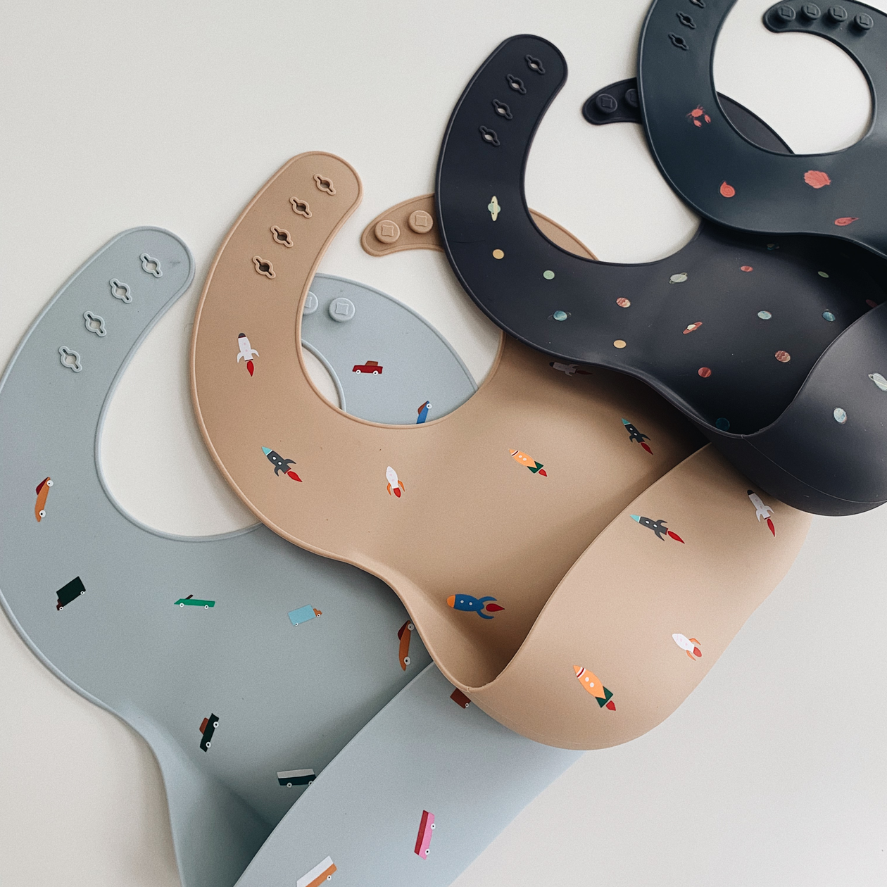 Mushie Mushie - Silicone Bib Retro Cars (Blue) Bib