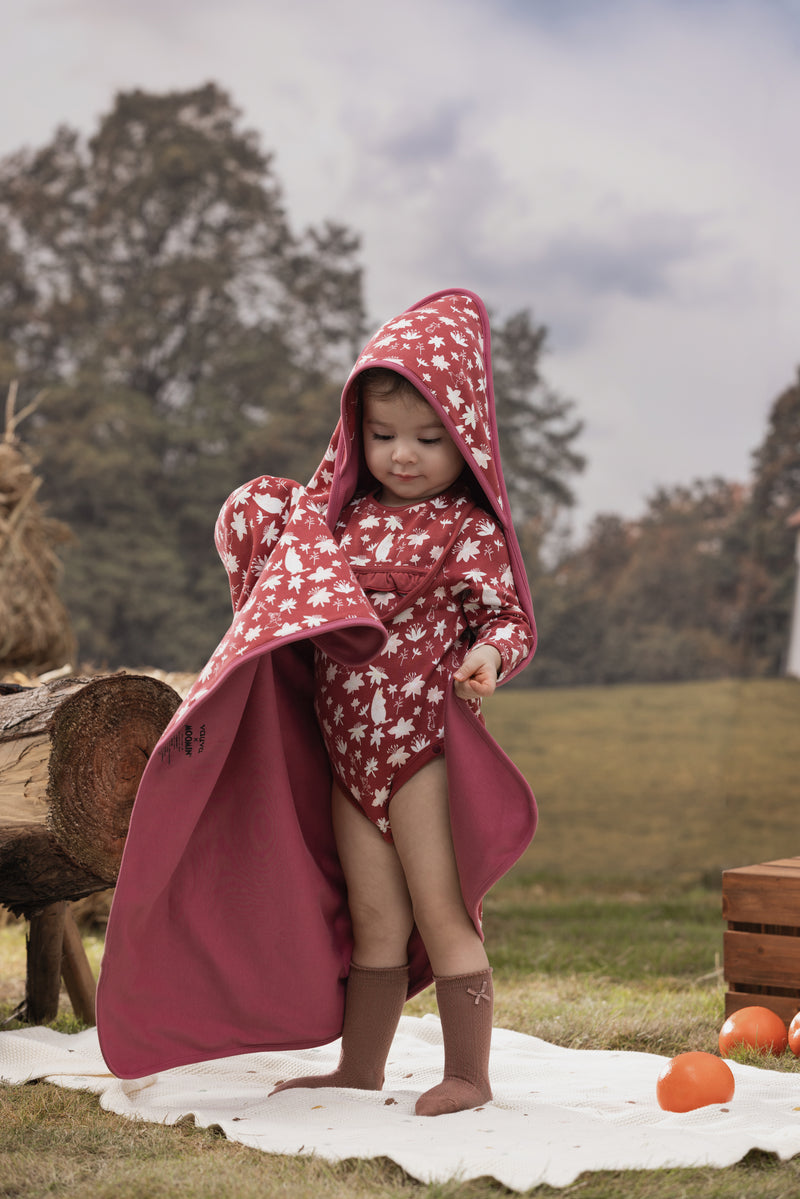 Vauva x Moomin FW23 - Baby Girls Moomin All Over Print Cotton Blanket (Red) model front - 2