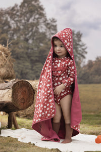 Vauva x Moomin FW23 - Baby Girls Moomin All Over Print Cotton Blanket (Red) model front