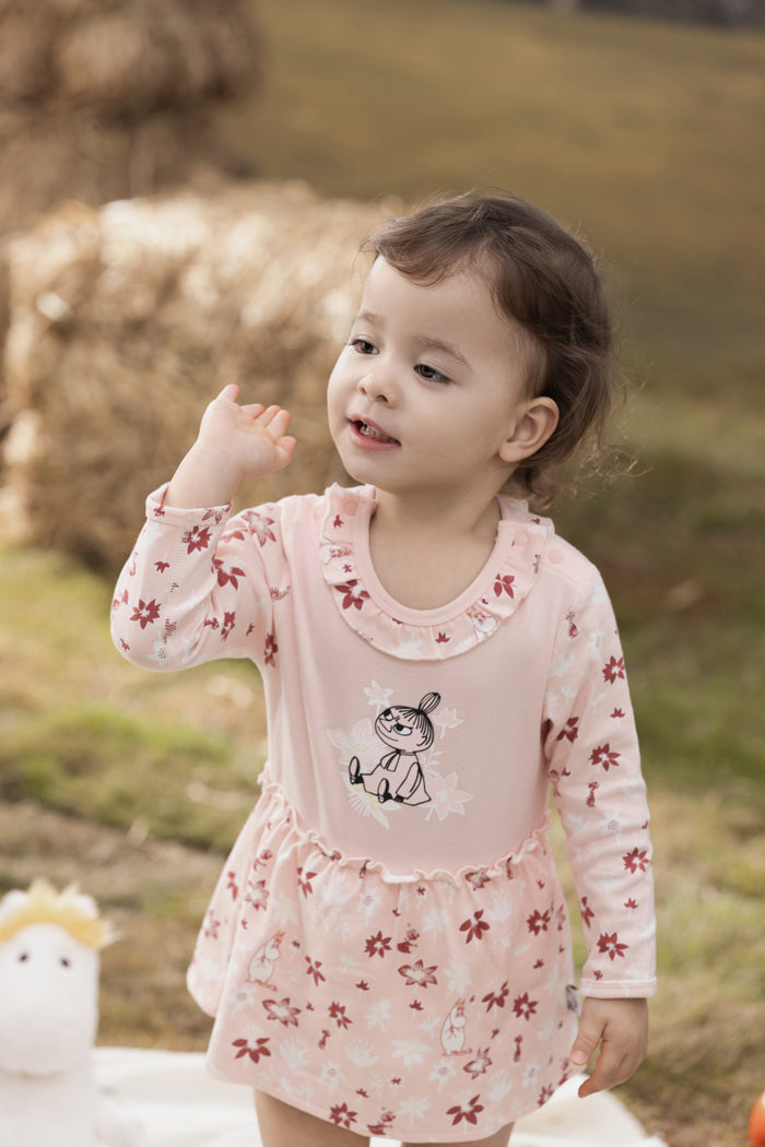 Vauva x Moomin FW23 - Baby Girls Moomin Print Cotton Long Sleeve Bodysuit (Pink) model front