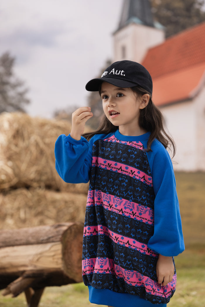 Vauva FW23 - Girls Organic Cotton Long Sweatshirt (Royal Blue) model front
