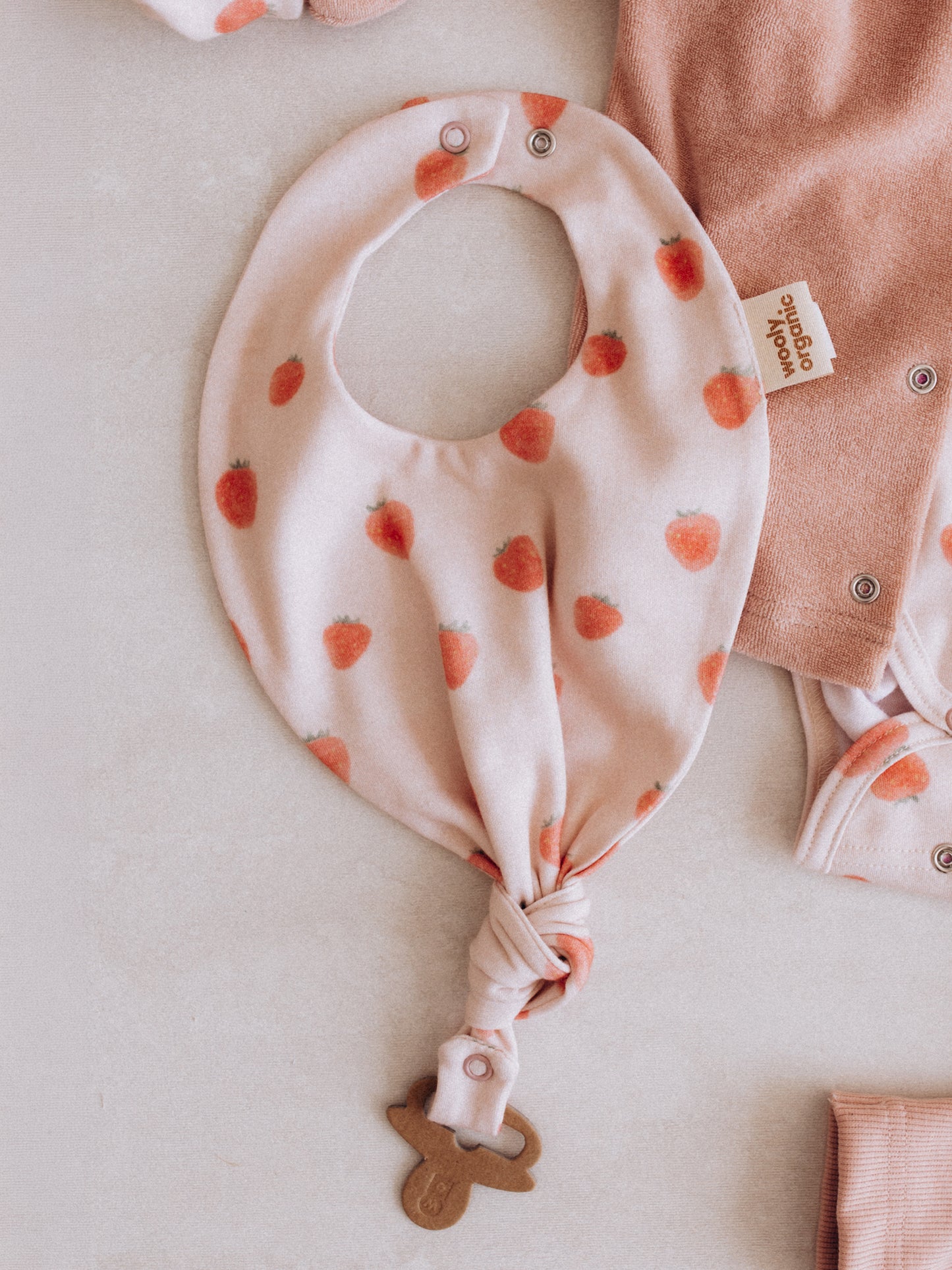 Bib With Pacifier Clip (GOTS)