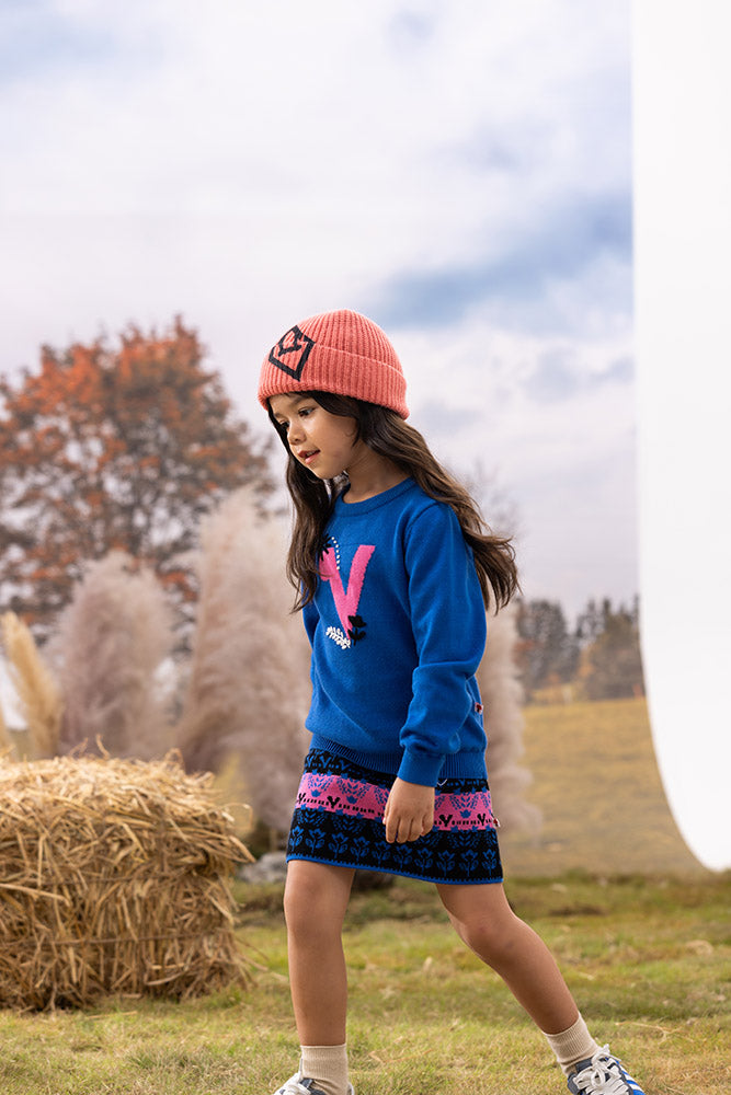 Vauva FW23 - Girls Blue Printed Cotton Pullover-model image side